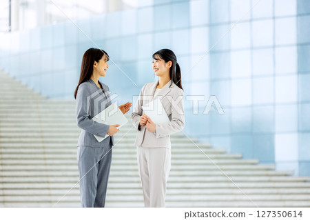 Business woman with laptop Business woman with laptop 127350614
