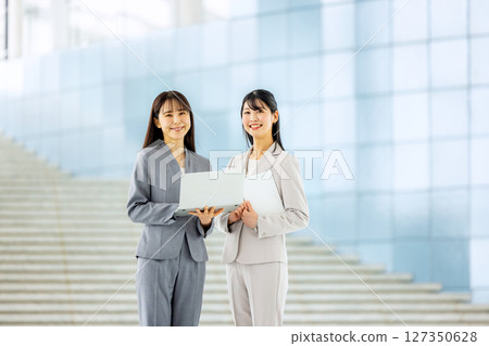 Business woman with laptop 127350628