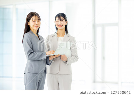 Business woman with laptop 127350641