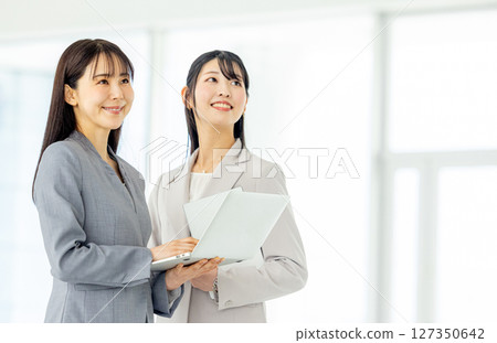 筆記本電腦業務的女人 127350642