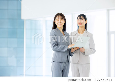 Business woman with laptop 127350645
