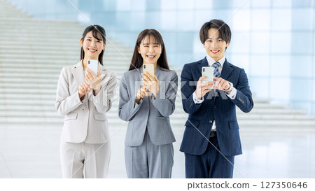 Businessman and businesswoman smartphone 127350646