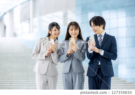 商人和女商人的智慧型手機 127350650