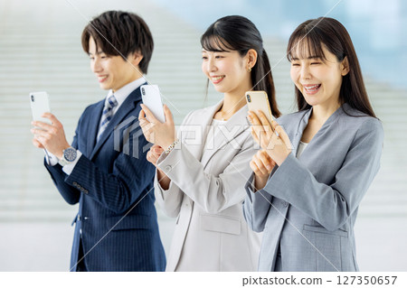 商人和女商人的智慧型手機 127350657