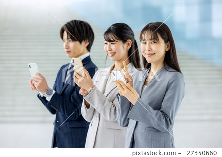 商人和女商人的智慧型手機 127350660