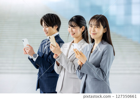 商人和女商人的智慧型手機 127350661