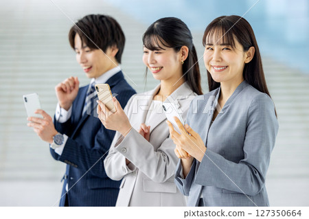 商人和女商人的智慧型手機 127350664