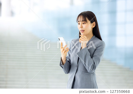 Young business woman, smartphone 127350668