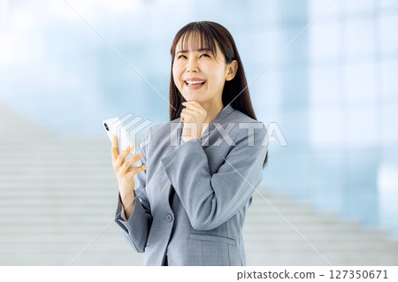 年輕女商人，智慧型手機 127350671