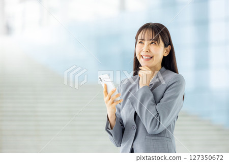 年輕女商人，智慧型手機 127350672