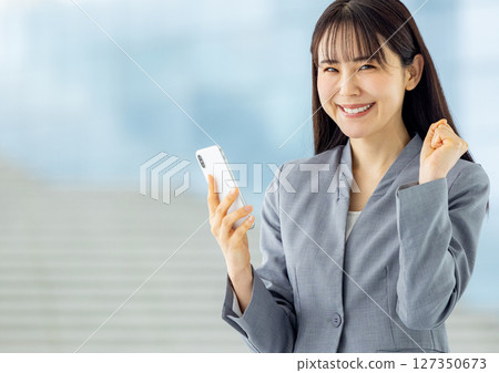 年輕女商人，智慧型手機 127350673