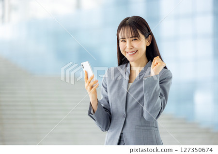 年輕女商人，智慧型手機 127350674