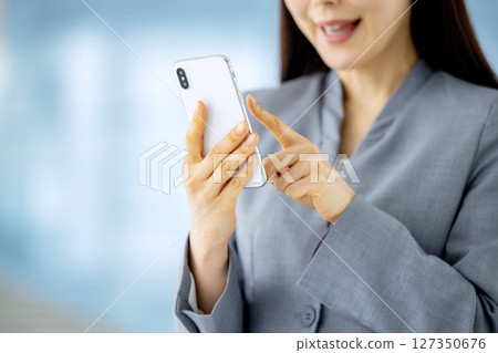 Young business woman, smartphone 127350676