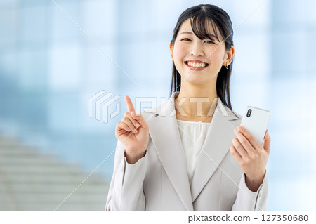 年輕女商人，智慧型手機 127350680