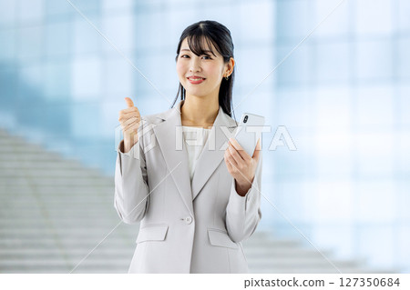 年輕女商人，智慧型手機 127350684