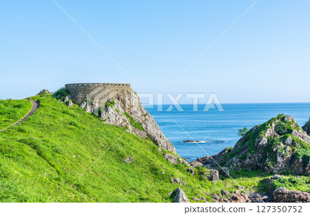 青森縣八戶市，晴朗的夏日天空和蘆毛崎展望台 127350752