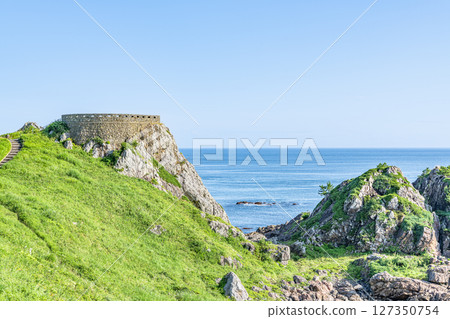 青森縣八戶市，晴朗的夏日天空和蘆毛崎展望台 127350754
