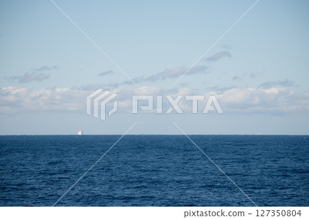 【東京九州渡輪濱湯號(開往新門司港)和昇涼湯號(開往橫須賀港)互相接駁】 【東京九州渡輪濱湯號(開往新門司港)和昇涼湯號(開往橫須賀港)互相接駁】 127350804