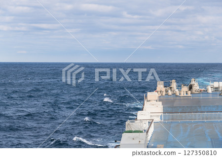 [航行在大海中的東京九州渡輪緊接著開往新門司的「真由號」] 127350810