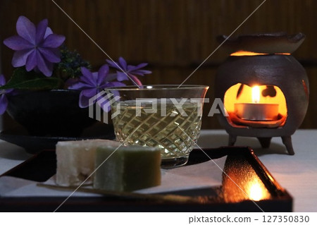 小城羊羹、冷茶和茶香爐的光芒 小城羊羹、冷茶和茶香爐的光芒 127350830