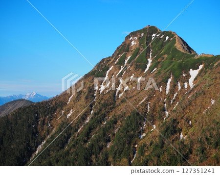 從相馬添山脊眺望赤岳和北岳（20250612055906） 127351241