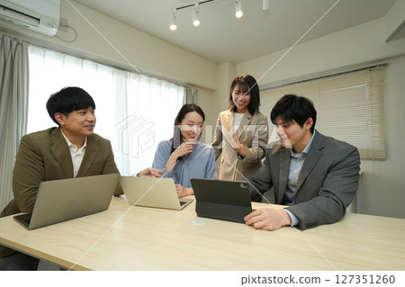 一群男人和女人正在開會 一群男人和女人正在開會 127351260