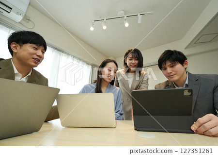 一群男人和女人正在開會 一群男人和女人正在開會 127351261