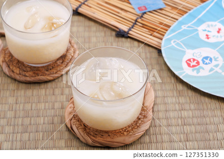 Well chilled sweet sake 127351330