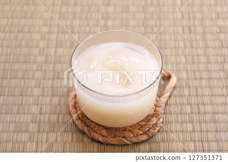 Well chilled sweet sake 127351371