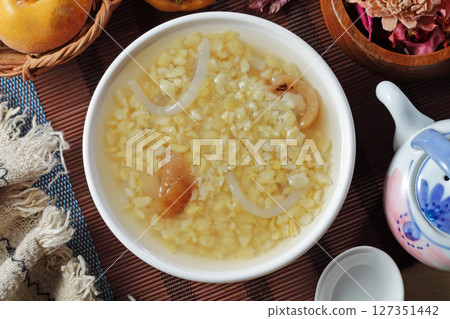 Sweet peeled mung bean soup    127351442