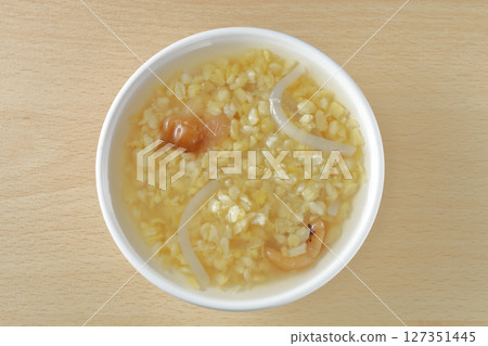 Sweet peeled mung bean soup    127351445