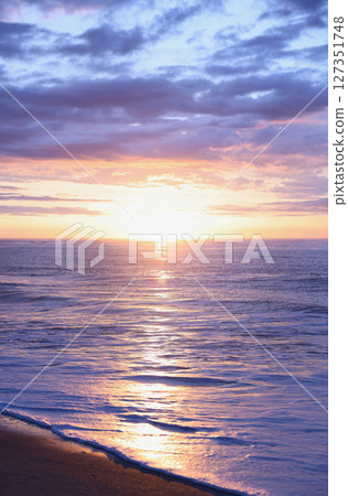 Beautiful sunrise on the coast, Ibaraki Prefecture Beautiful sunrise on the coast, Ibaraki Prefecture 127351748