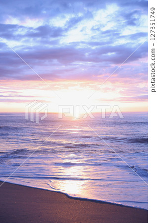 Beautiful sunrise on the coast, Ibaraki Prefecture Beautiful sunrise on the coast, Ibaraki Prefecture 127351749