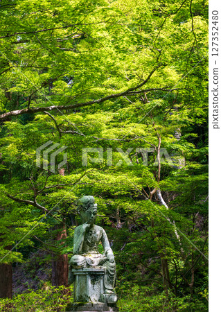 百濟寺的新綠與彌勒佛像 百濟寺的新綠與彌勒佛像 127352480