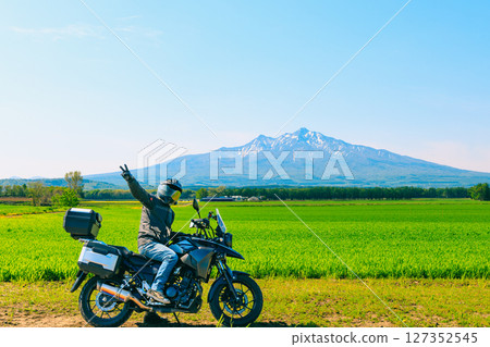 北海道的斜里山、麥田和摩托車 127352545
