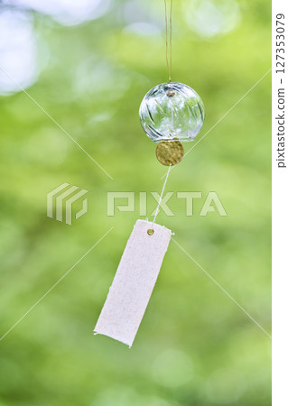 初夏的陽光透過樹梢,風鈴隨風搖曳 初夏的陽光透過樹梢,風鈴隨風搖曳 127353079