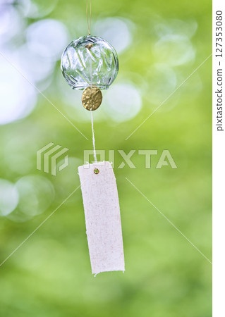 夏日陽光下,風鈴隨風搖曳 夏日陽光下,風鈴隨風搖曳 127353080