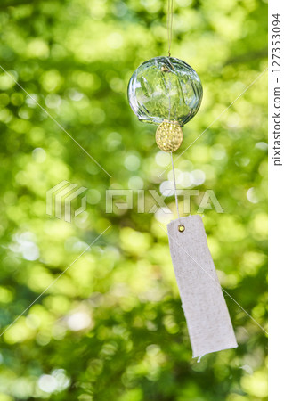 夏日陽光下，風鈴隨風搖曳 127353094