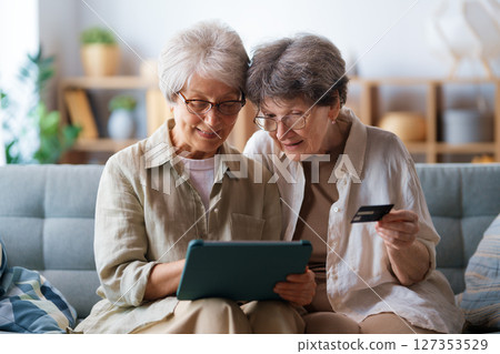 Women are doing online purchases 127353529