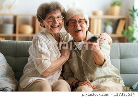 Senior women watching TV 127353534