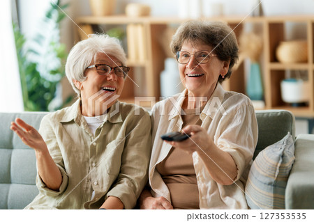 Senior women watching TV 127353535