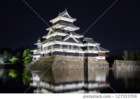 Night view of Matsumoto Castle reflecting in the water, Japan 127353709