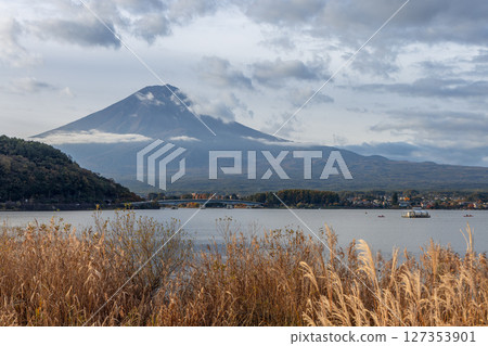 Soft clouds surround Mount Fuji as the morning unfolds over Lake Kawaguchi 127353901