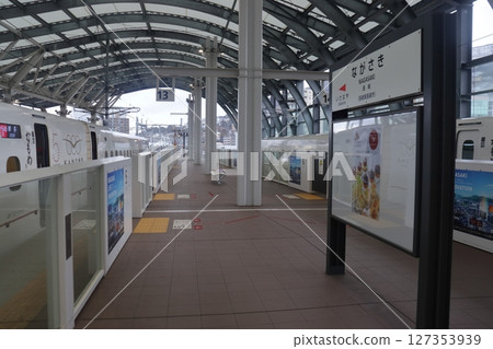 Nishi-Kyushu Shinkansen, Kamome bound for Hakata at Nagasaki Station, the final stop Nishi-Kyushu Shinkansen, Kamome bound for Hakata at Nagasaki Station, the final stop 127353939