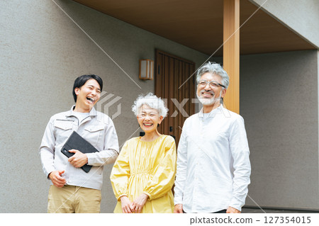 笑的男工和老年夫婦 笑的男工和老年夫婦 127354015