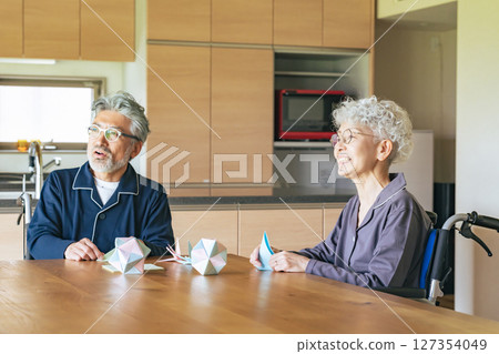 坐輪椅的老年夫婦做摺紙 127354049