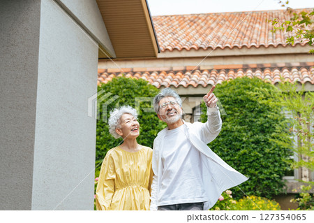 老年夫婦在度假村觀光 127354065