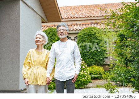 老年夫婦在度假村觀光 127354066