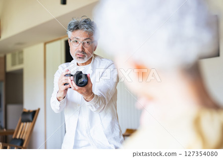 拍攝女模特兒的資深男攝影師 127354080