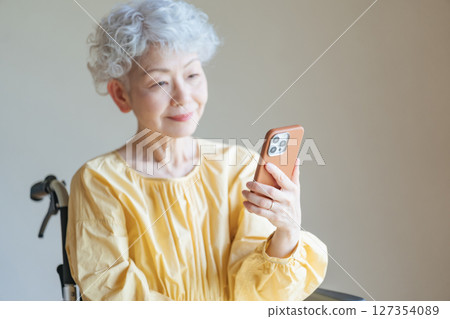 看智慧型手機的資深婦女 127354089